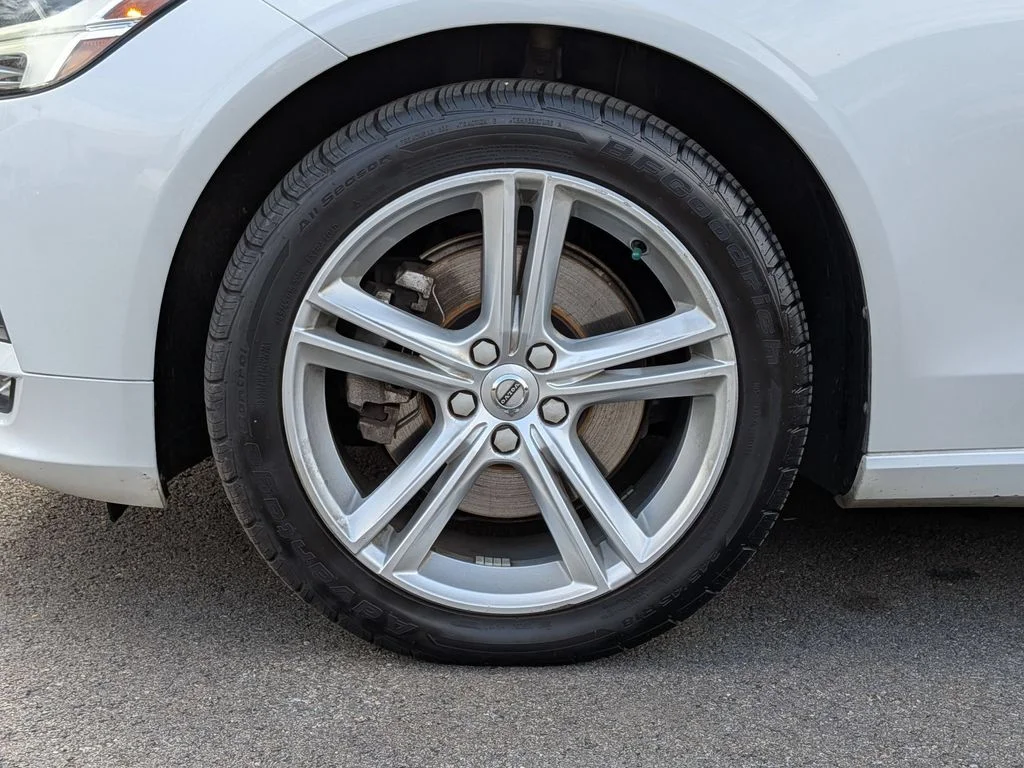 Used 2018 White Volvo T5 Momentum image 31