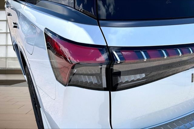 New 2027 2T RADIANT WHIT INFINITI SPORT image 31