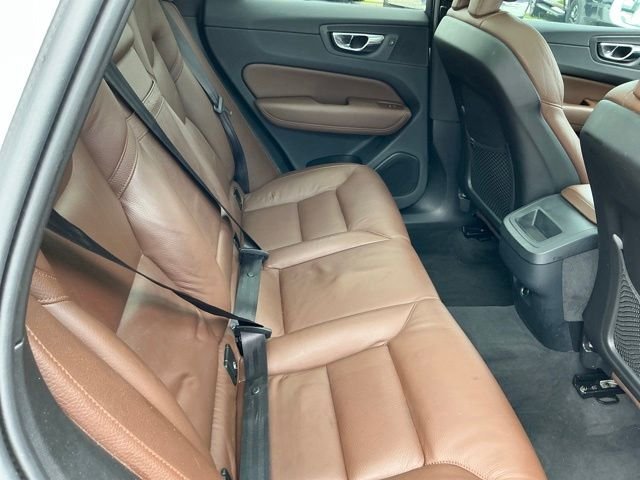Used 2019 White Volvo T5 Momentum image 37