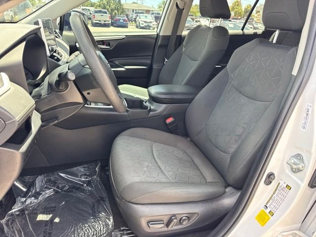 2023 Toyota RAV4 XLE - Photo 11