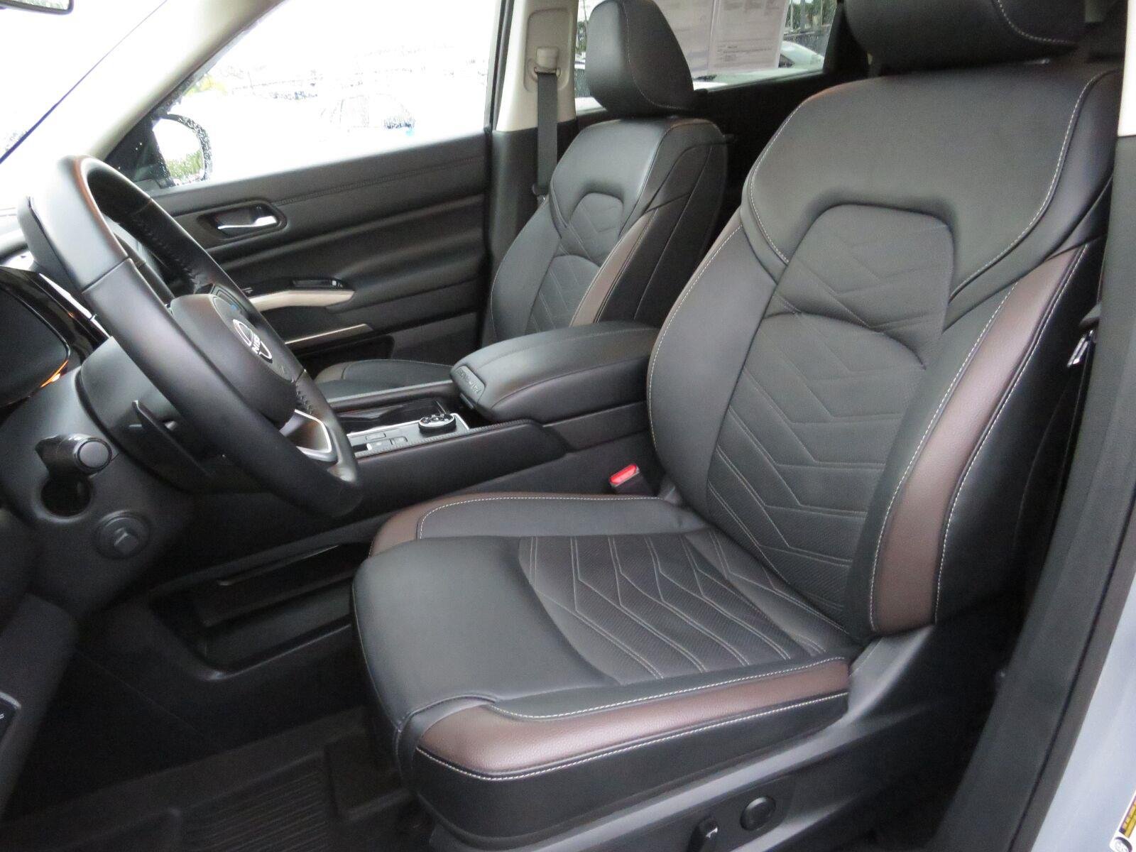 Used 2025 Solid Gray/Super Black Nissan Platinum image 27