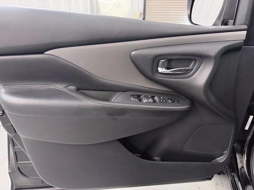 Used 2019 Black Nissan S image 11