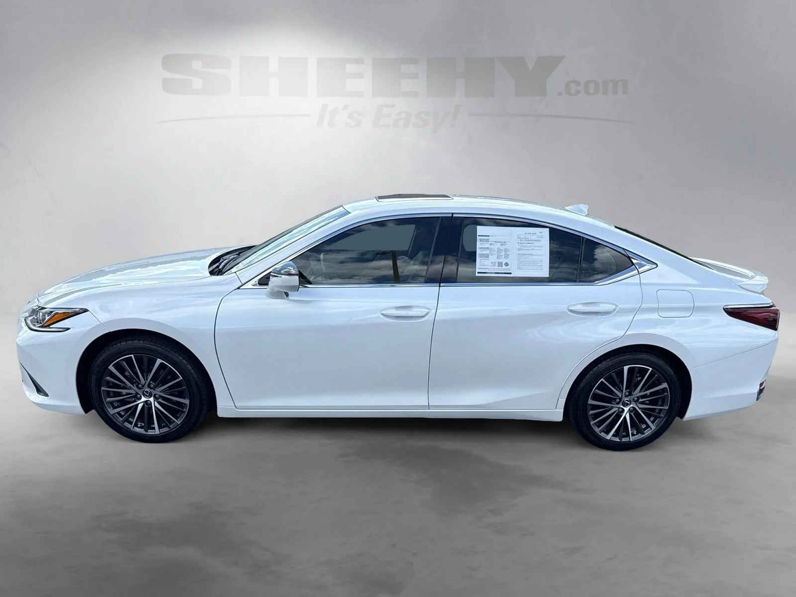 Used 2025 White Lexus 300h image 13