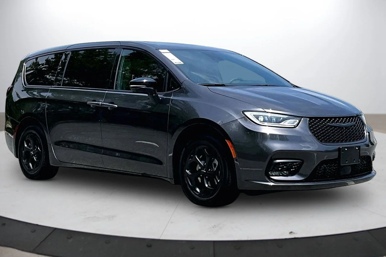 Used 2023 Gray Chrysler Limited image 2