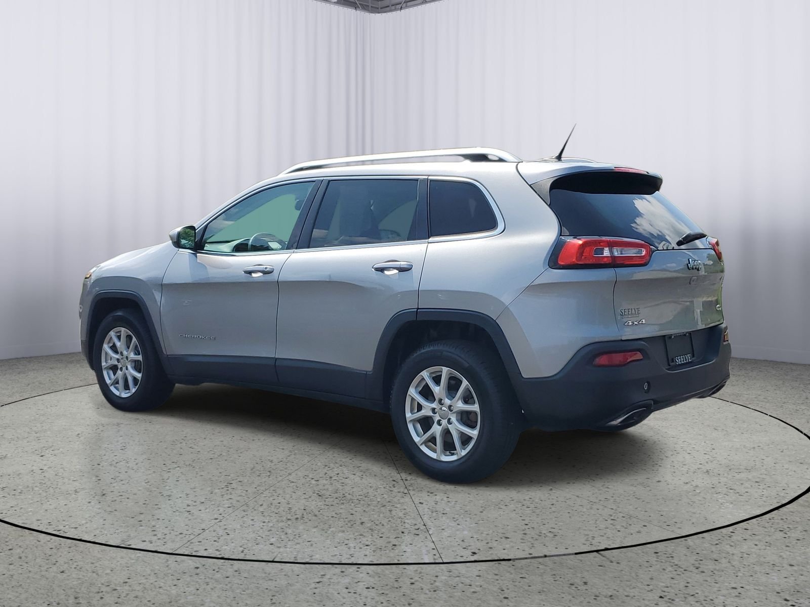 Used 2015 Silver Jeep Latitude image 3