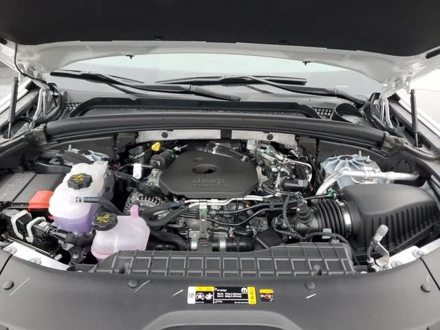 New 2026 Bright White Clear-Coat Exterior Paint Jeep Altitude image 11