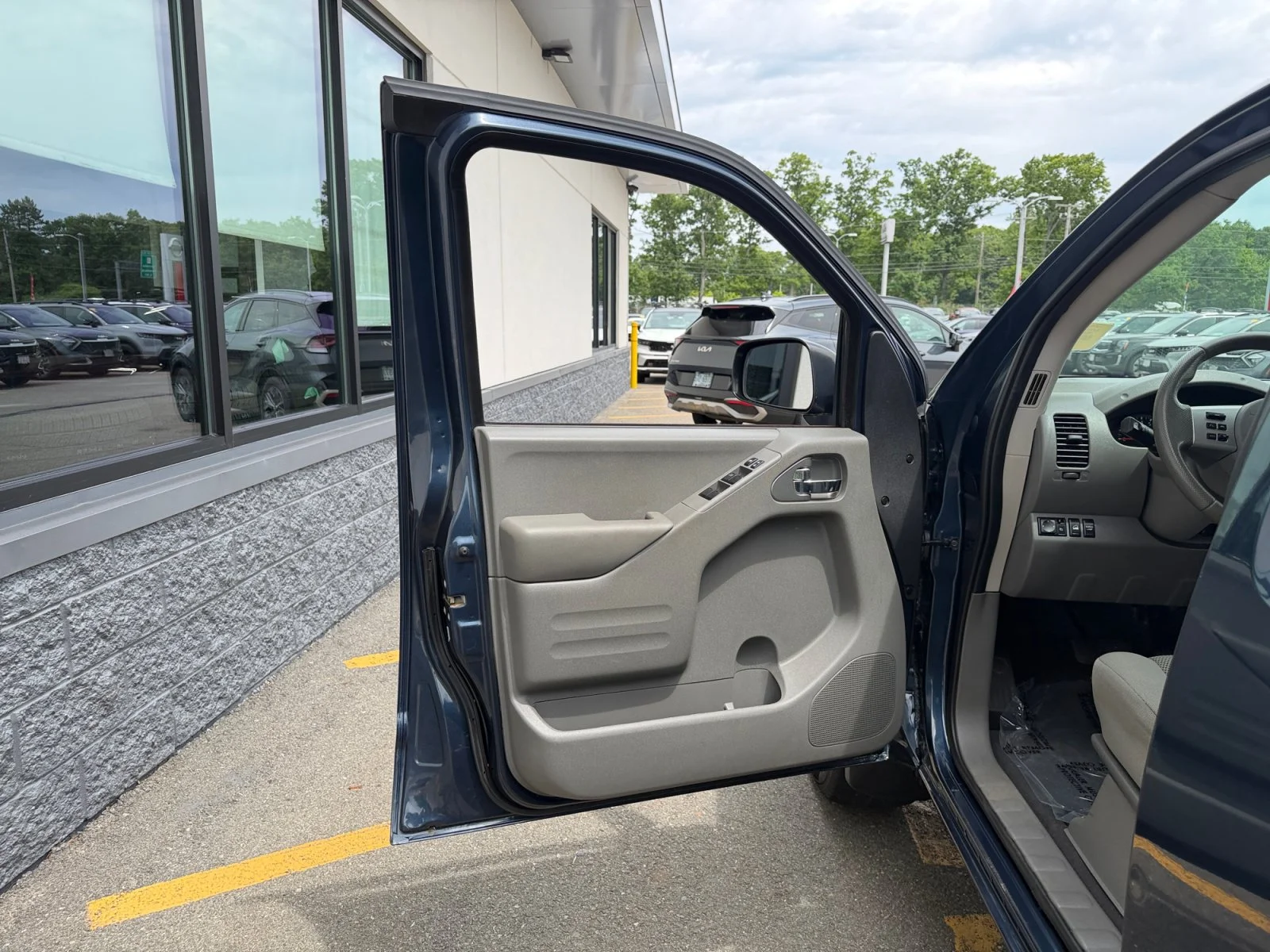 Used 2020 Arctic Blue Metallic Nissan SV image 24