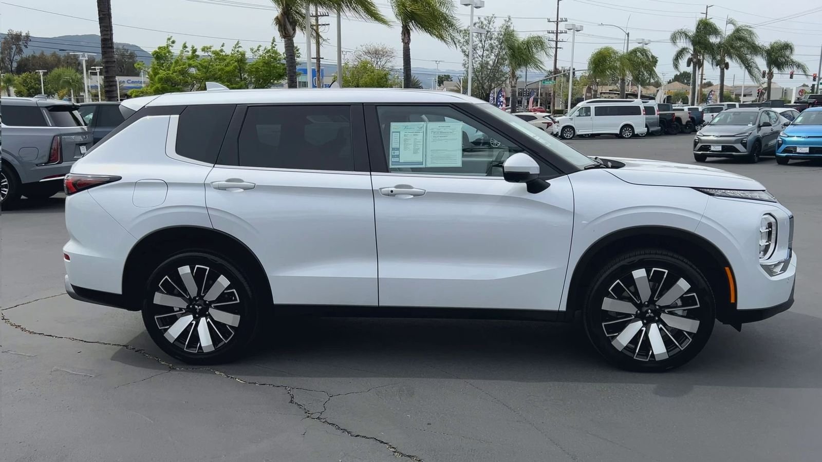 Used 2025 White Mitsubishi SE image 4