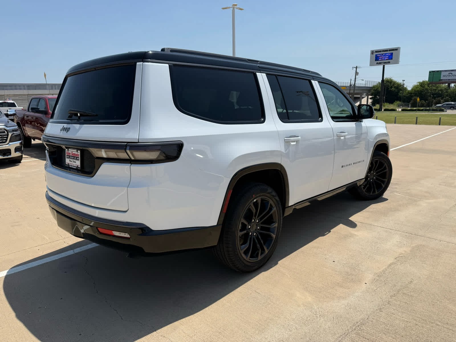 New 2026 Bright White Clear-Coat Exterior Paint Jeep Summit Obsidian image 6