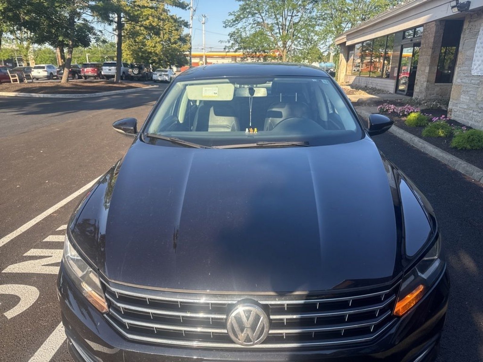 Used 2018 Deep Black Pearl Metallic Volkswagen 2.0T SE image 9