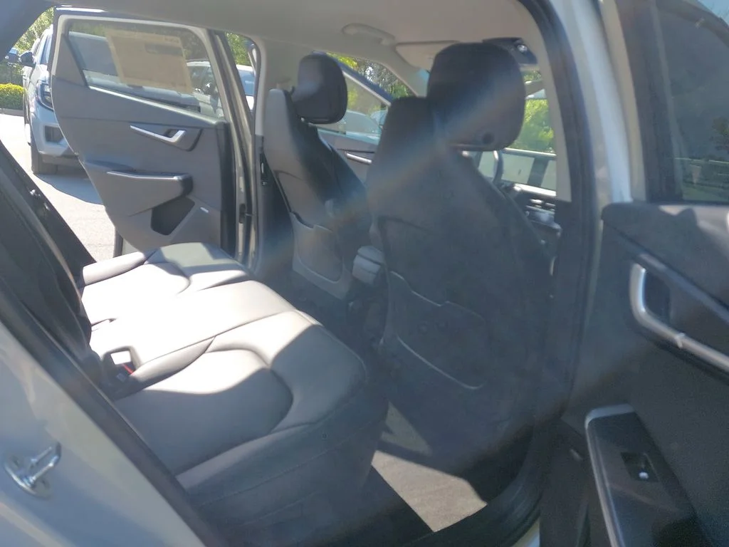 Used 2023 White Kia Wind image 11