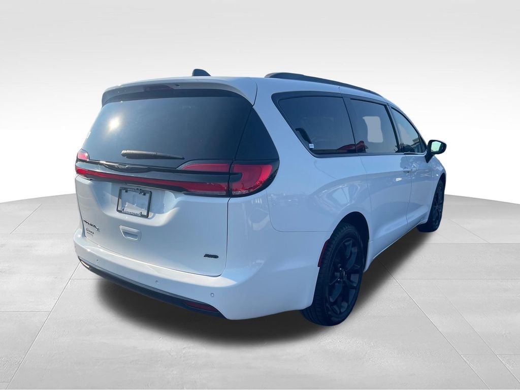 Used 2023 White Chrysler Touring L image 5