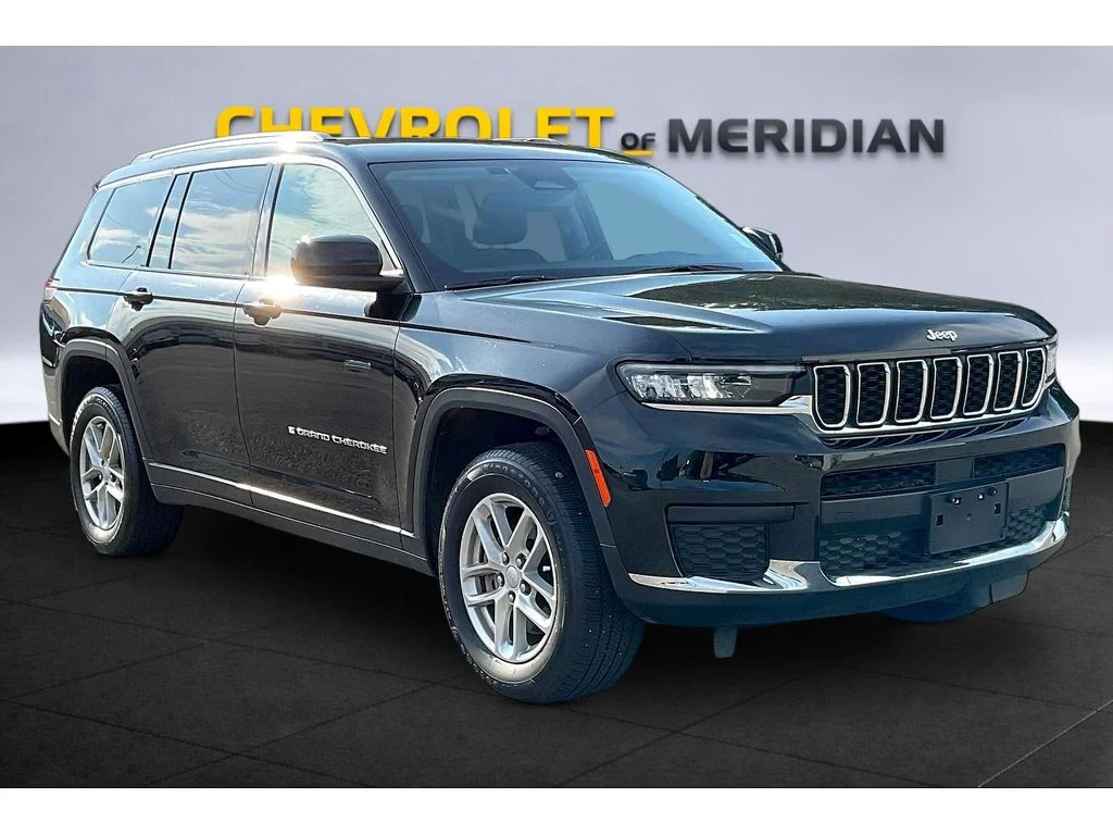 Used 2023 Gray Jeep Laredo image 1