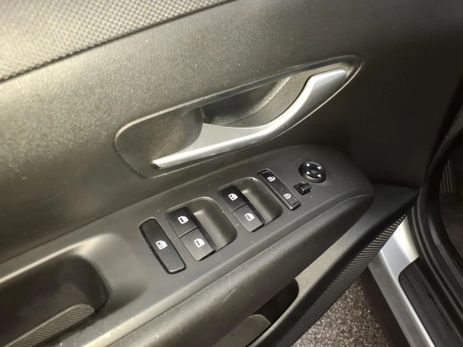 Used 2022 Shimmering Silver Hyundai SE image 11