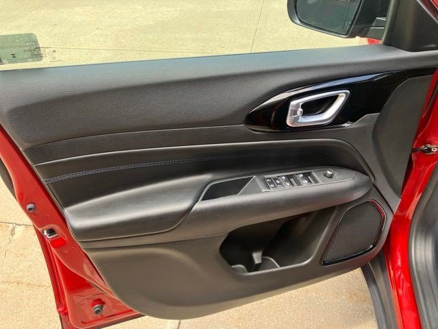 Certified Used 2025 Red Hot Pearlcoat Jeep Latitude image 7