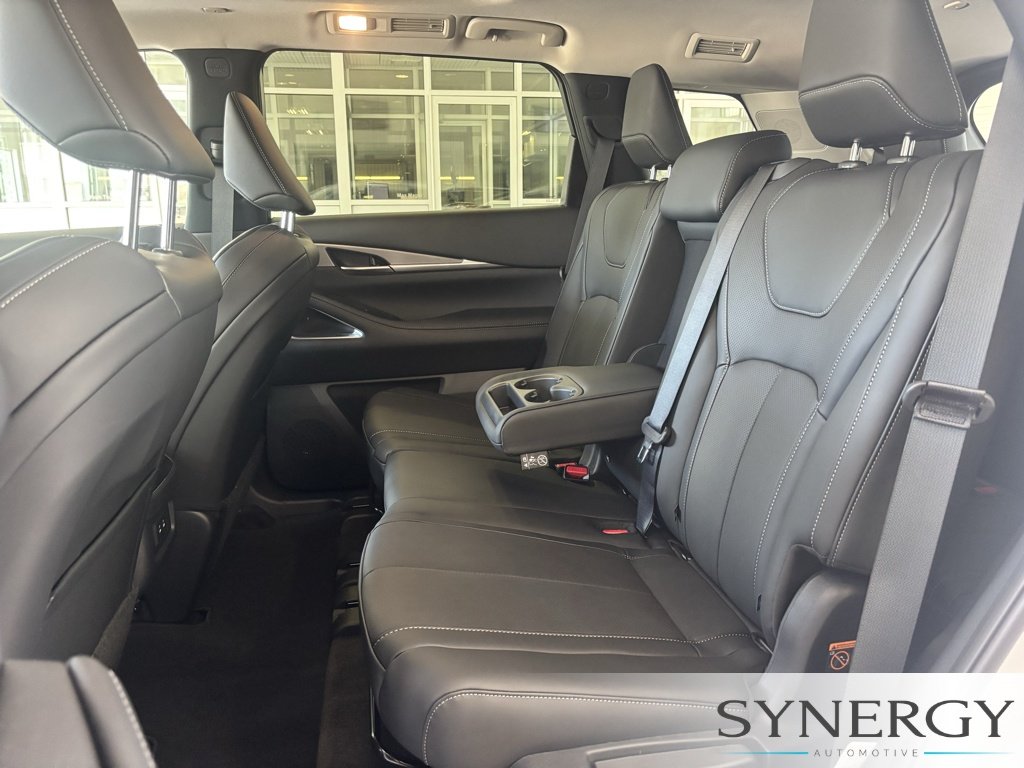 New 2027 RADIANT WHITE INFINITI Luxe FWD image 23