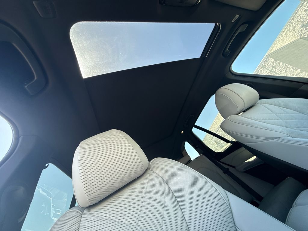 Used 2024 White BMW sDrive40i image 15