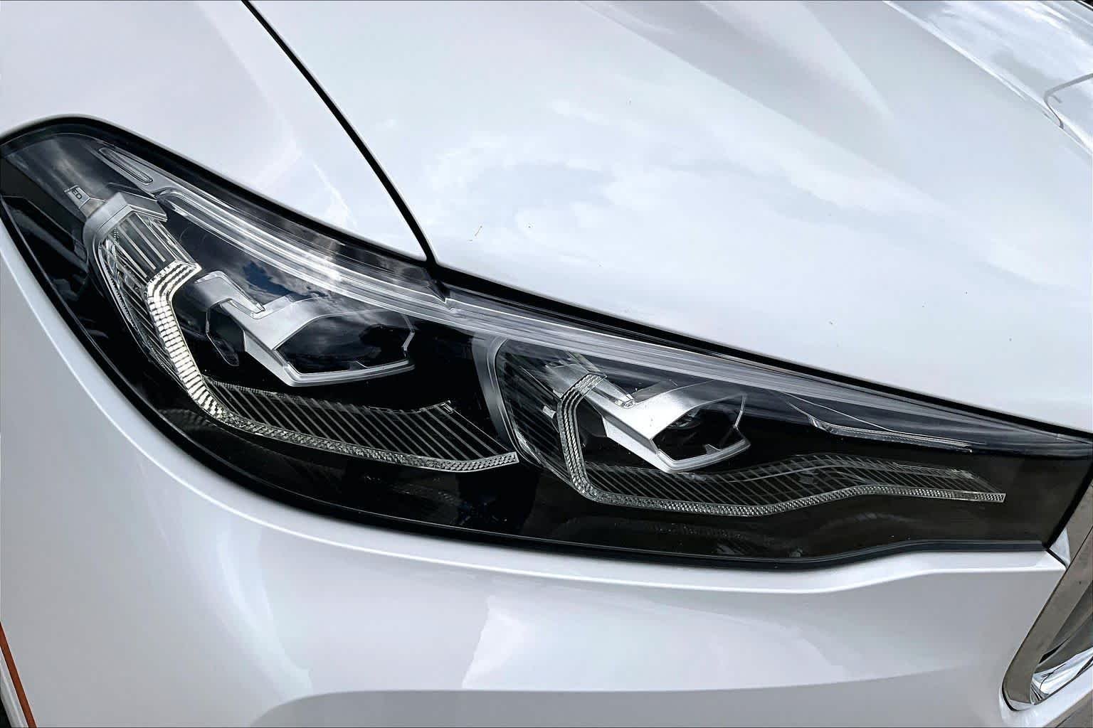 Used 2020 Mineral White Metallic BMW xDrive40i image 28