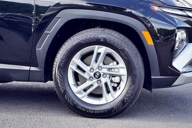 Used 2025 Black Hyundai SE image 7