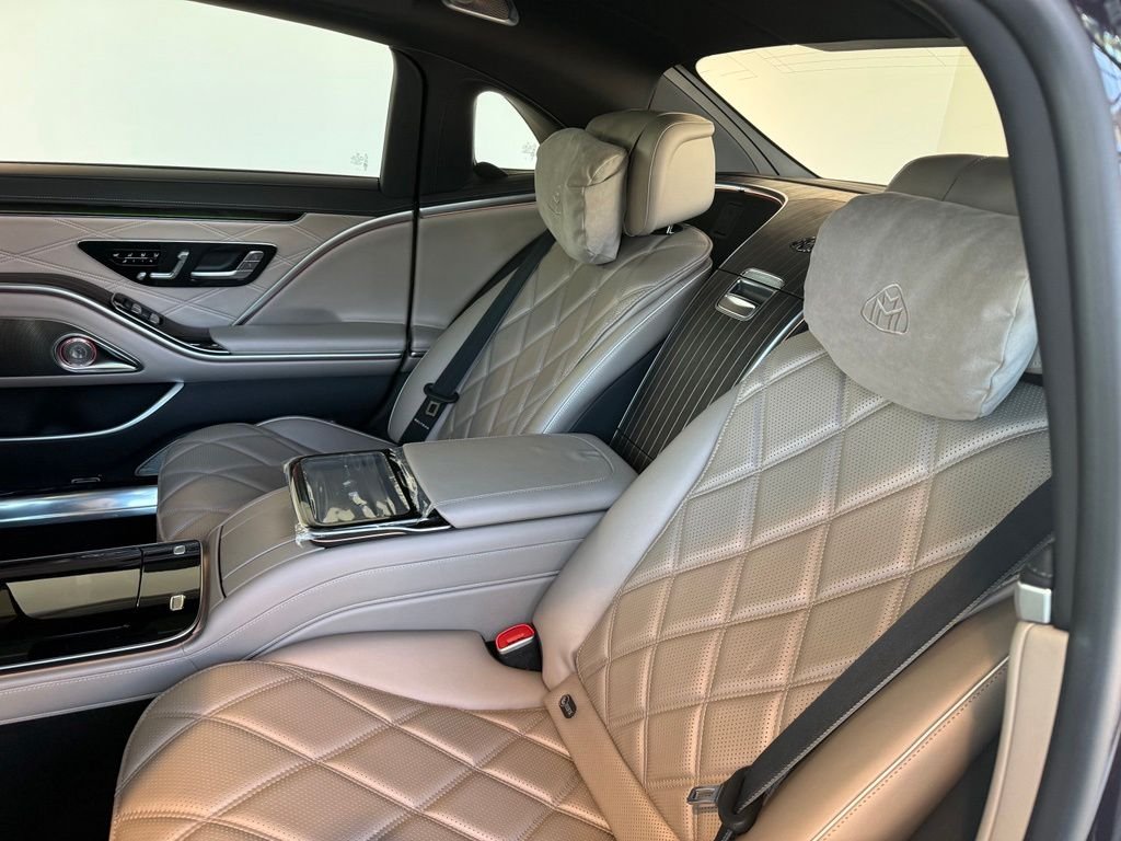 New 2025 MANUFAKTUR Moonlight White Metallic Mercedes-Benz Maybach S 680 image 8