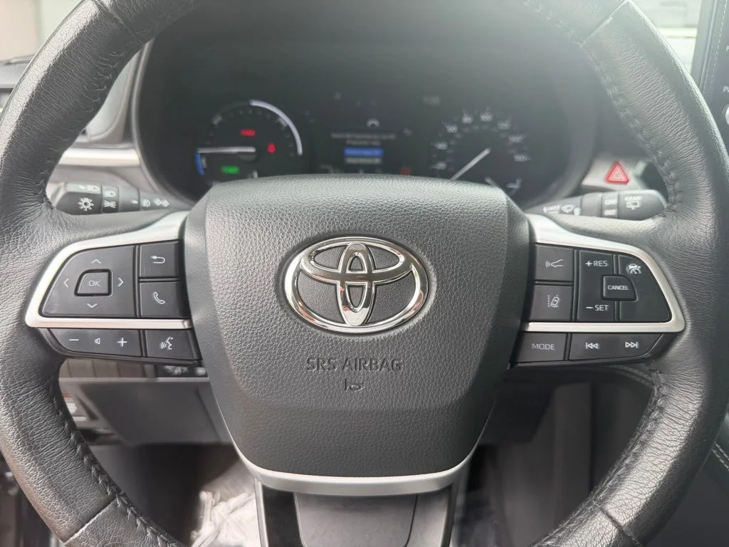 Used 2025 Midnight Black Metallic Toyota XLE image 20