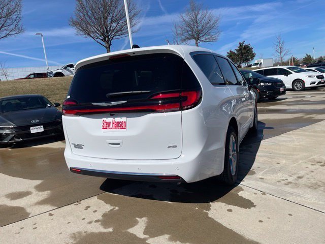 New 2026 Bright White Clearcoat Chrysler Select image 4