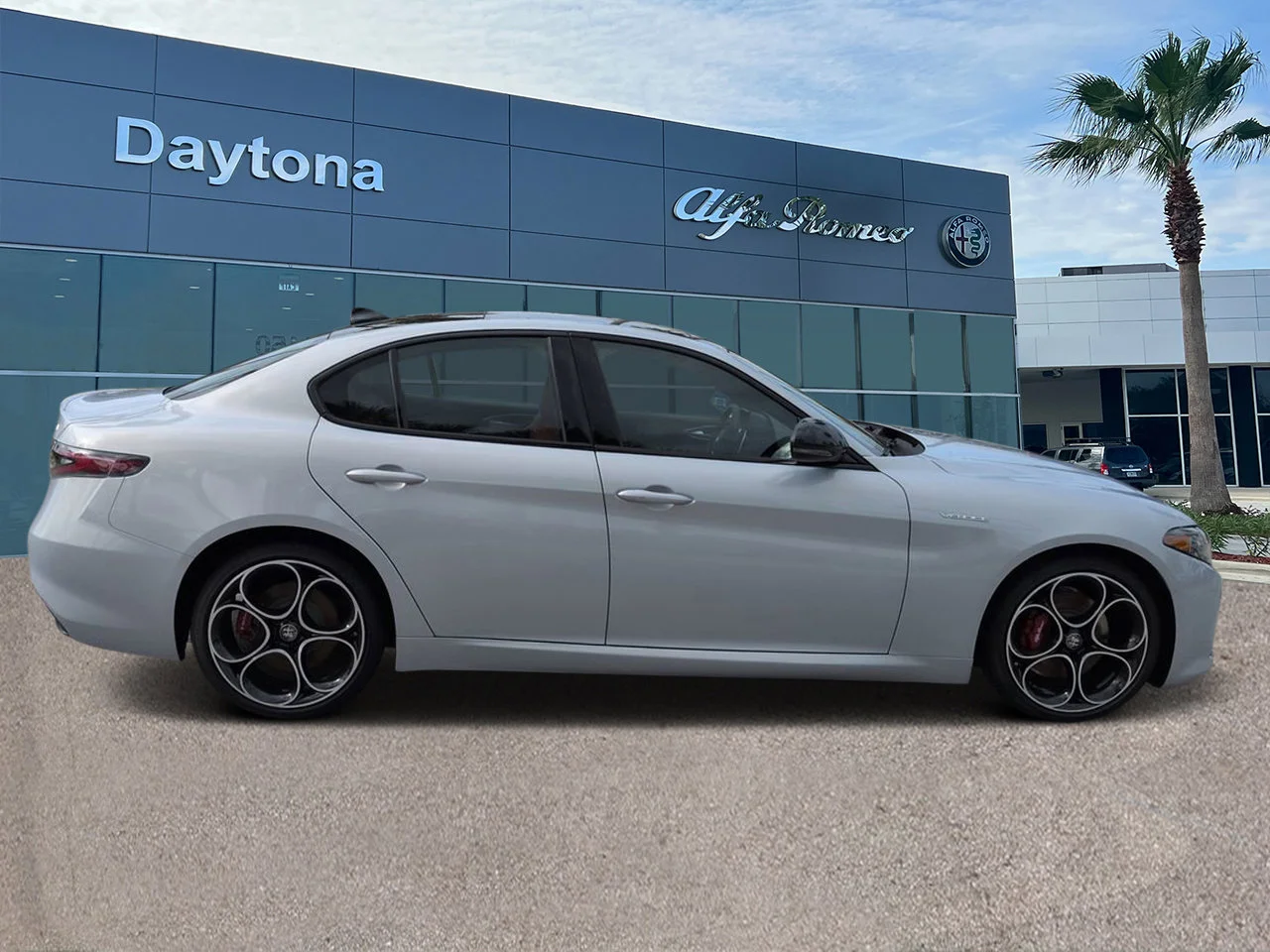 New 2026 Moonlight Gray Metallic Exterior Paint Alfa Romeo  image 2