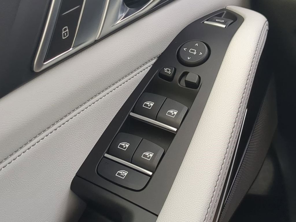 New 2026 Alpine White BMW xDrive40i image 25