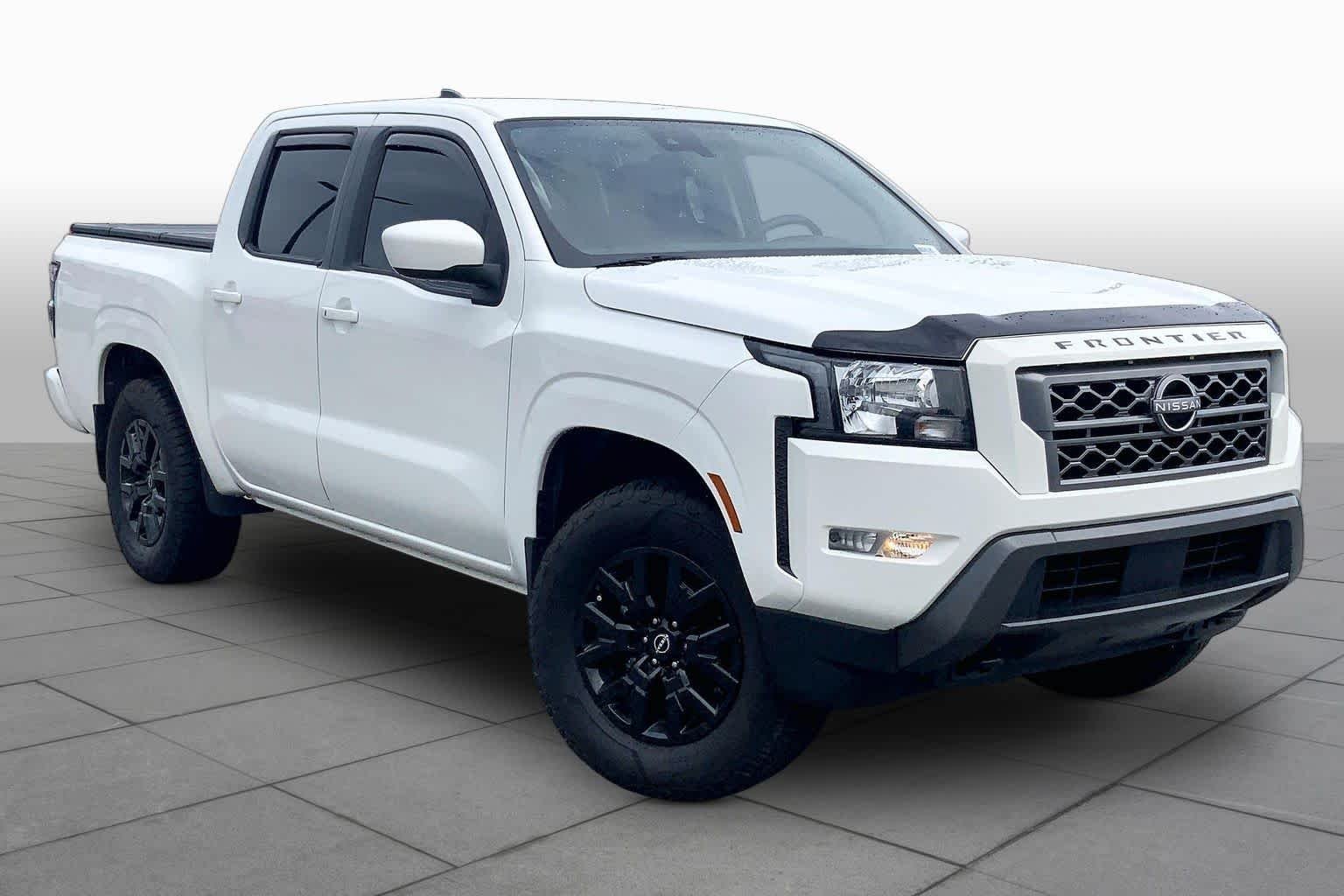 Used 2022 Glacier White Nissan SV image 3