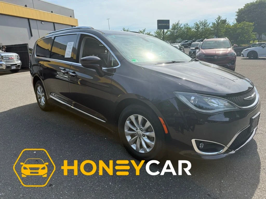 Used 2018  Chrysler Touring L image 1