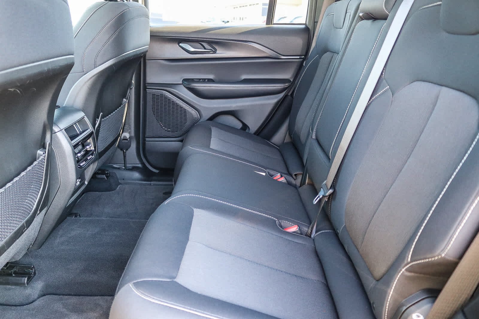 Used 2025 Diamond Black Crystal Pearlcoat Jeep Laredo X image 17