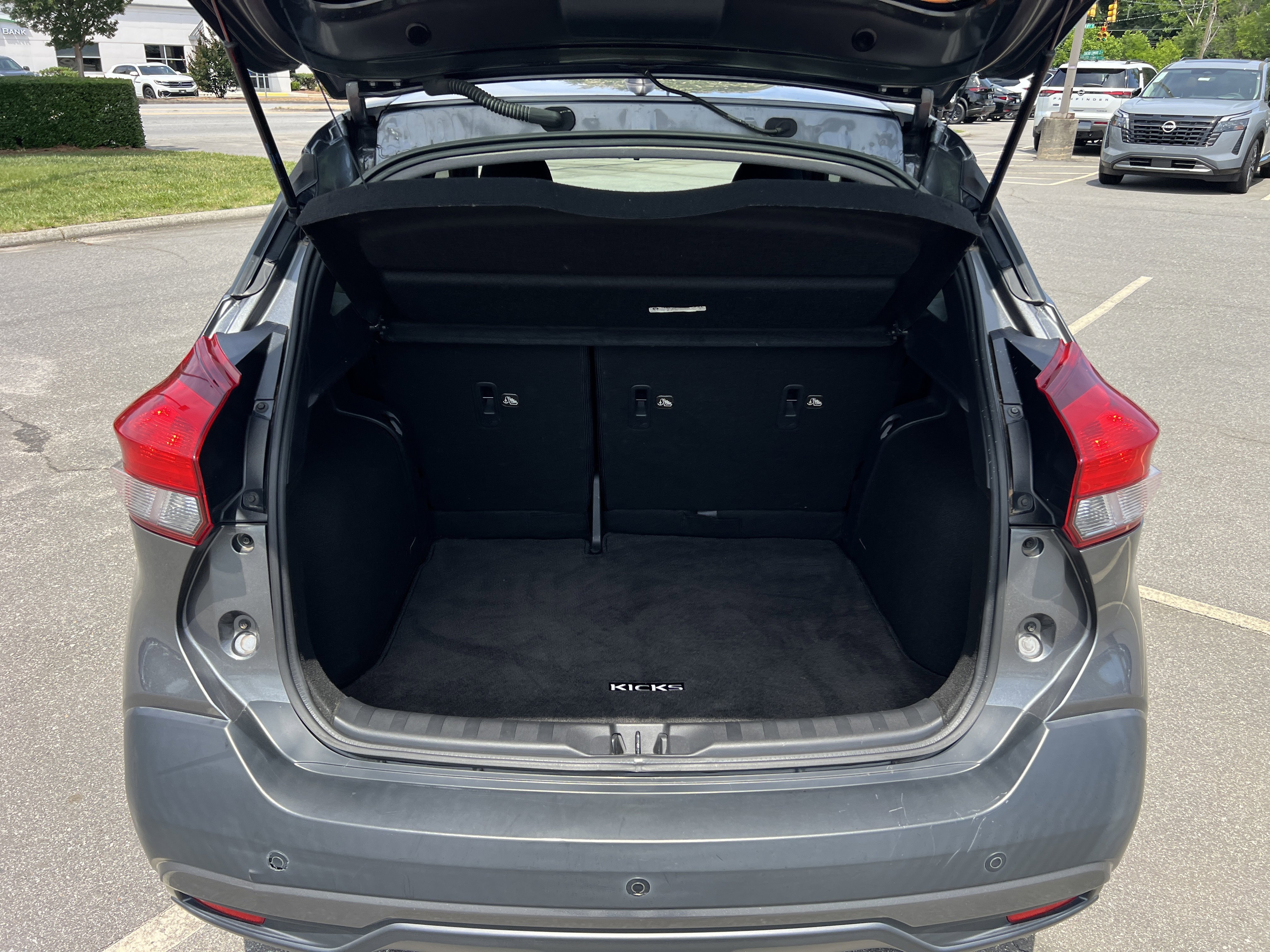 Used 2019 Gun Metallic Nissan SR image 15