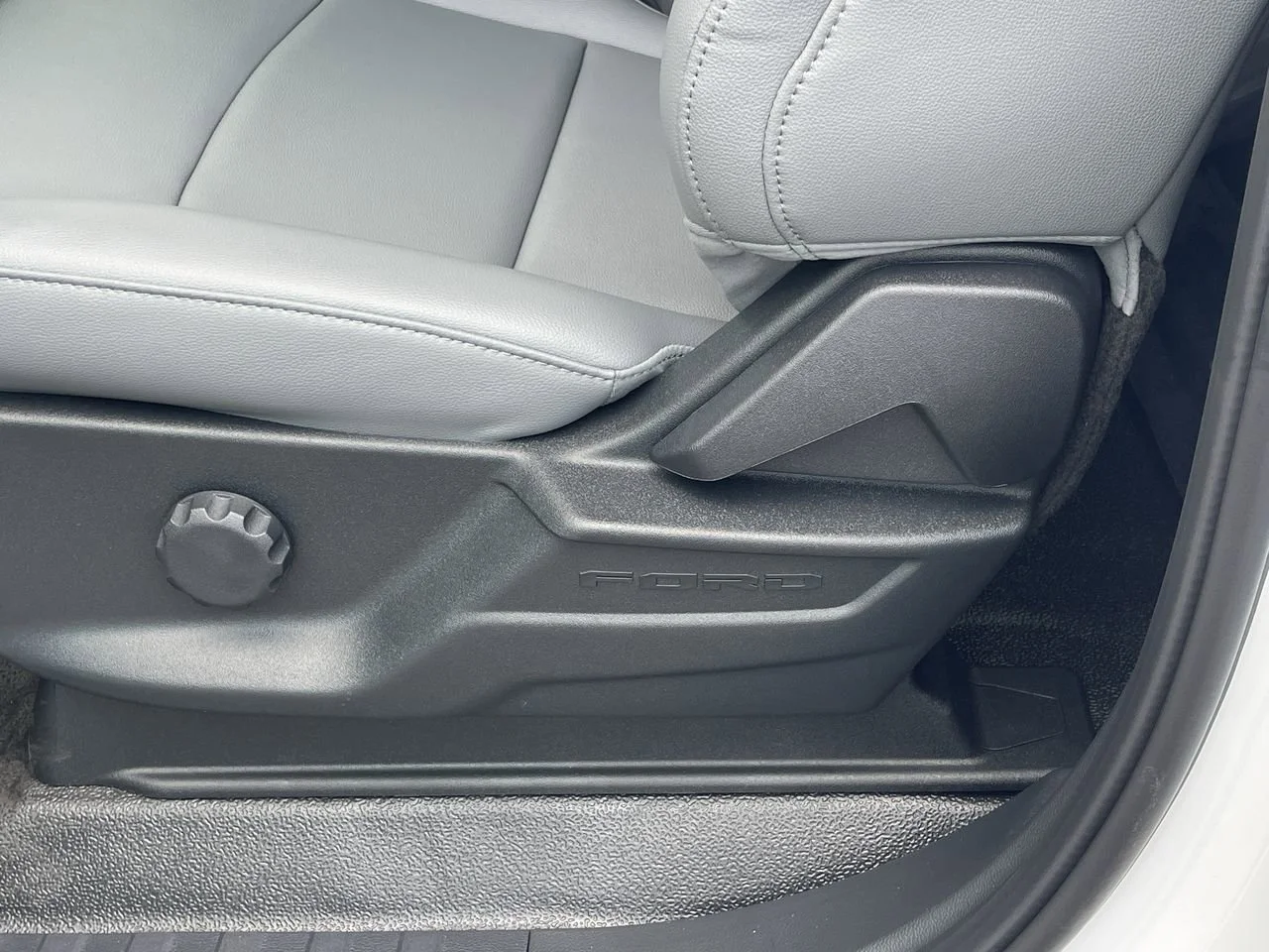 New 2025 Oxford White Ford XL image 21