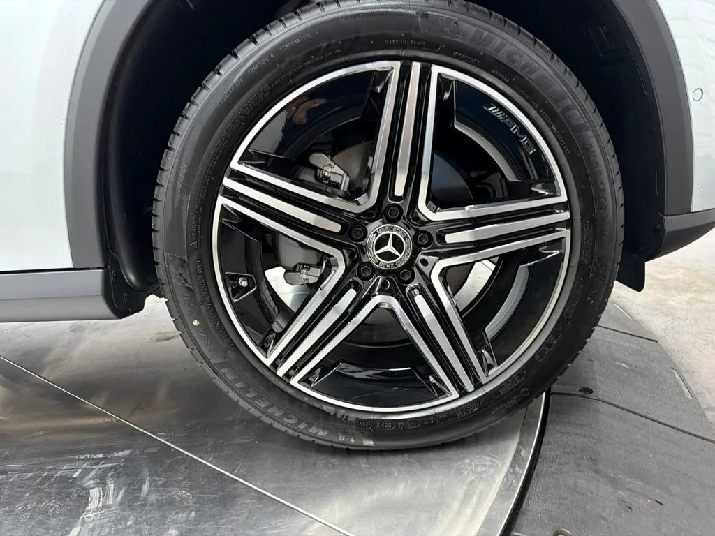 New 2027 Silver Mercedes-Benz GLC 300 image 9