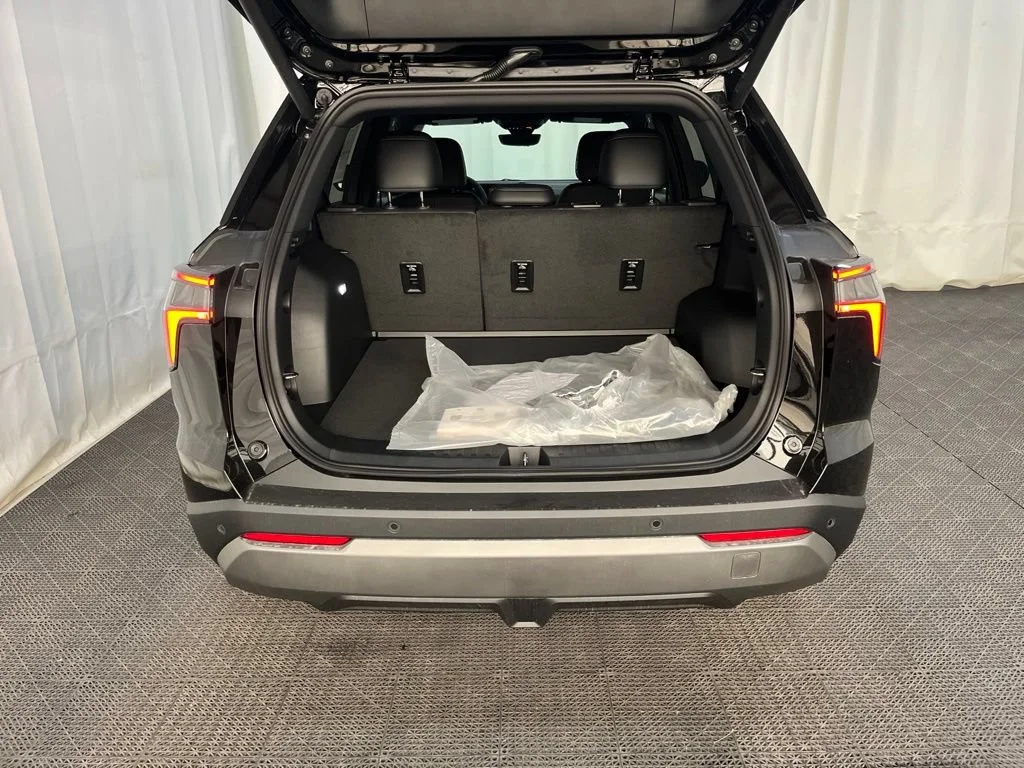 New 2027 Mosaic Black Metallic Chevrolet LT image 23