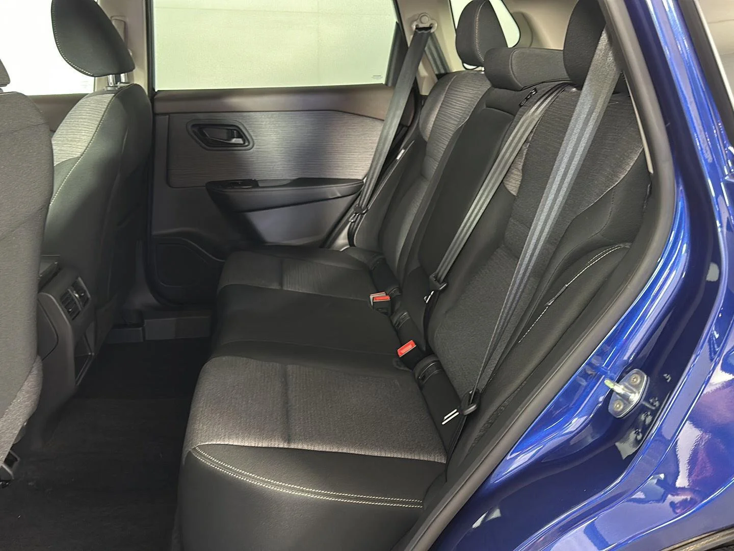 Used 2022 Caspian Blue Metallic Nissan S image 29