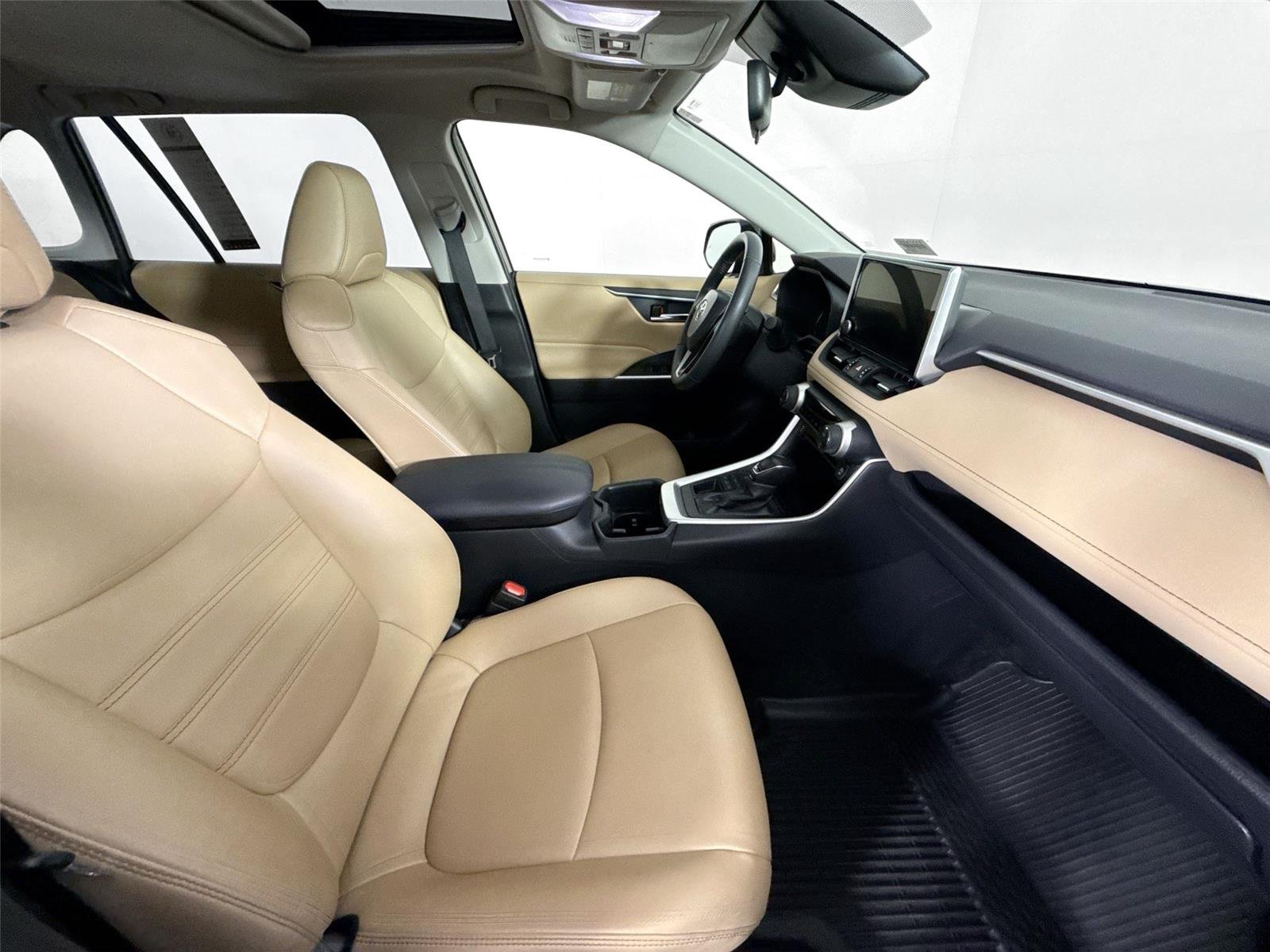 Used 2025 Midnight Black Metallic Toyota XLE Premium image 41