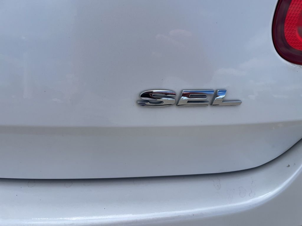 Used 2011 White Platinum Clearcoat Metallic Ford SEL image 20