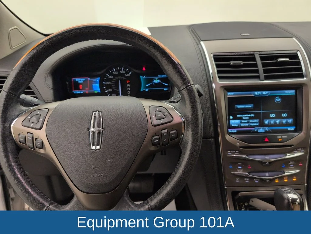 Used 2015 White Lincoln Base image 19