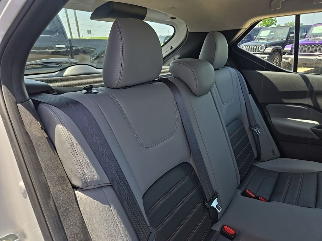 Used 2024 White Nissan SR image 69