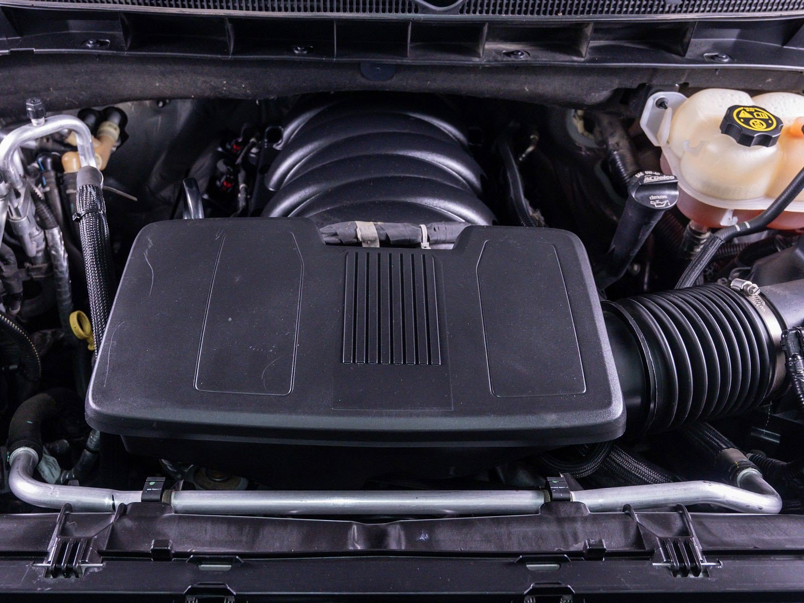Used 2022 White Frost Tricoat GMC Denali image 7