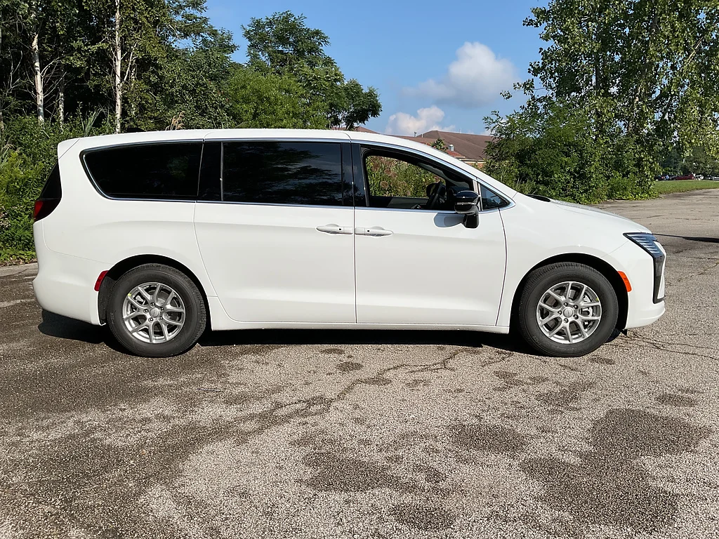 New 2027 Bright White Clear-Coat Exterior Paint Chrysler Select image 4