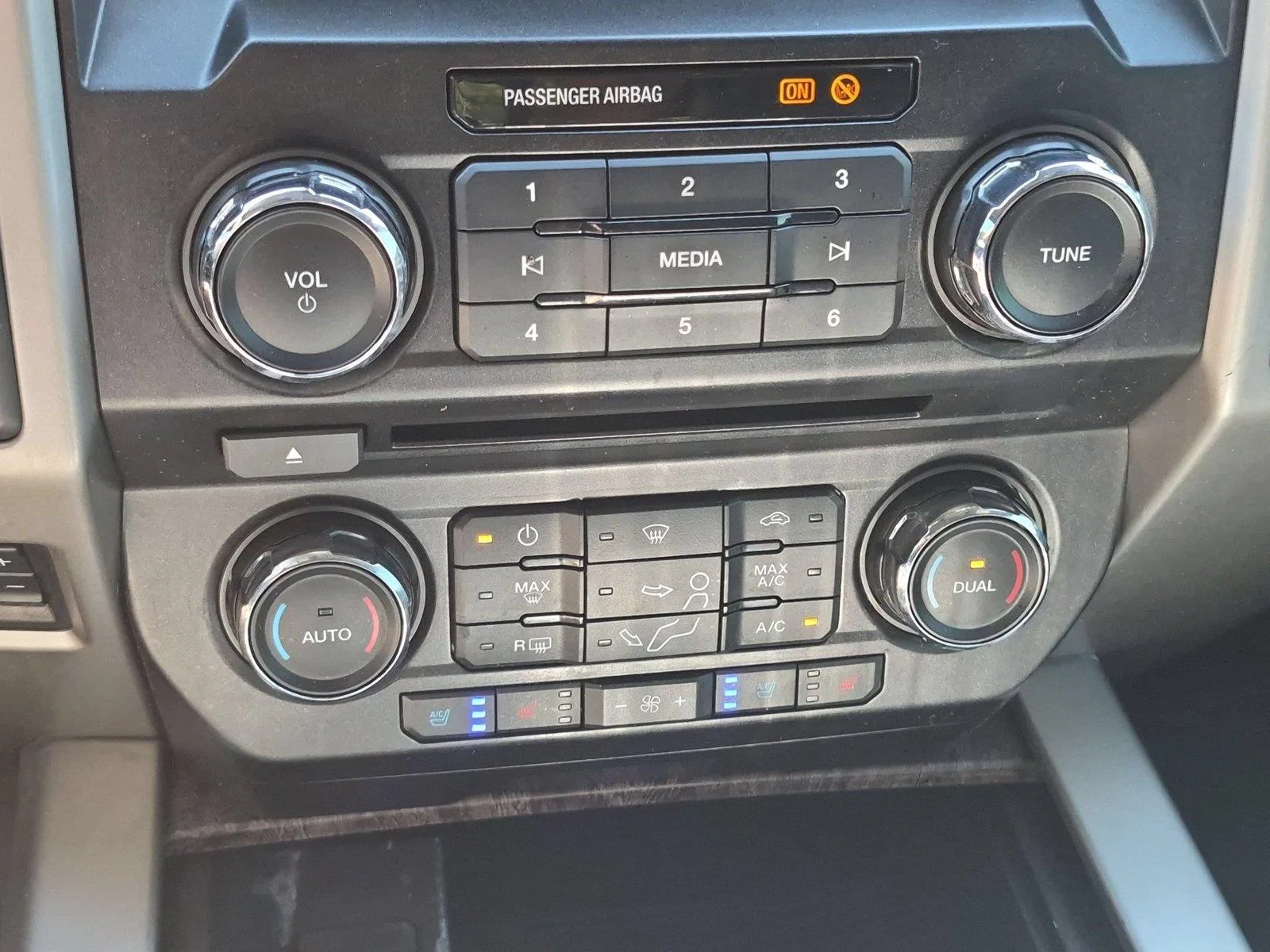 Used 2018 Stone Gray Metallic Ford LARIAT image 27