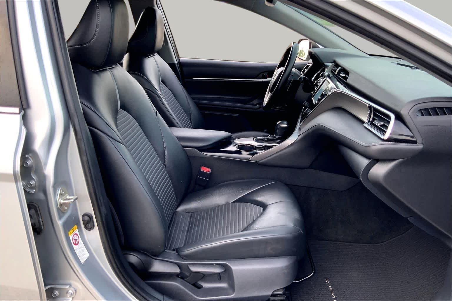 Used 2018 Celestial Silver Metallic Toyota SE image 9