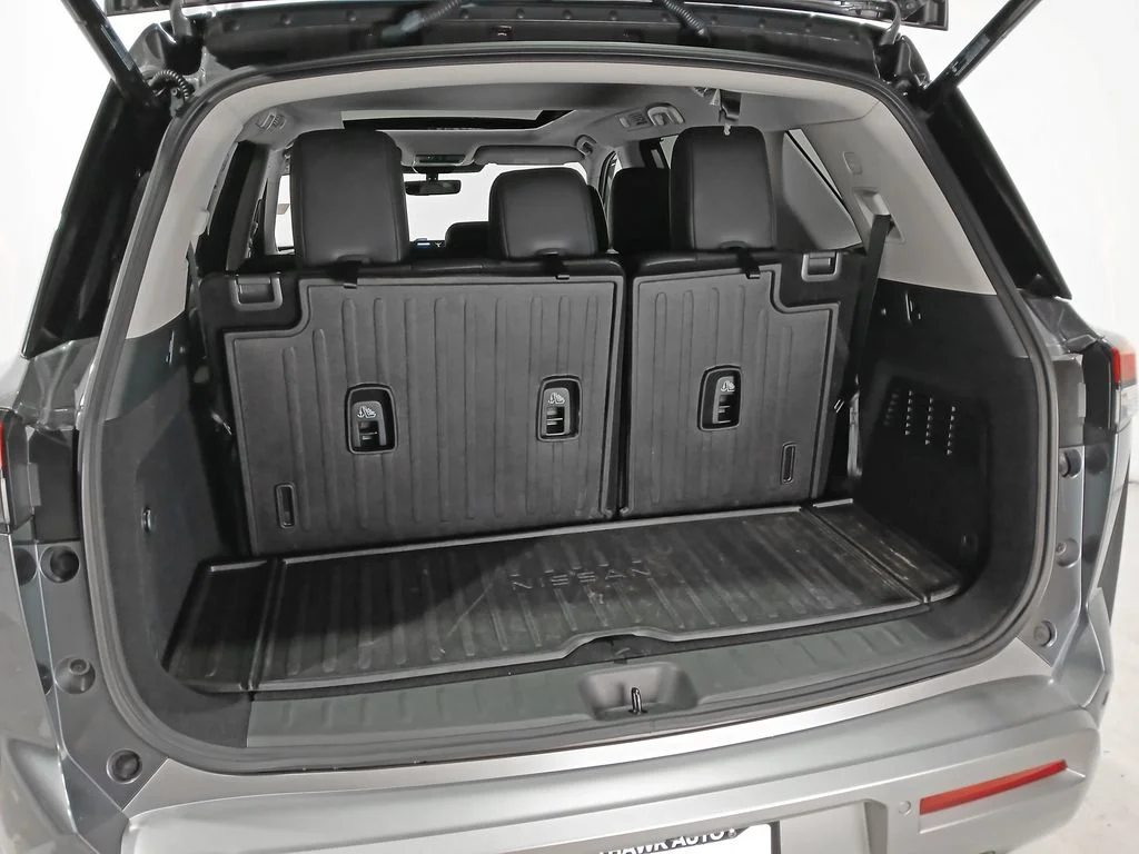 Used 2025 Gray Nissan Platinum image 8