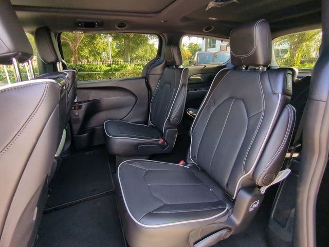 New 2026 Diamond Black Crystal Pearl-Coat Exterior Paint Chrysler Limited image 17