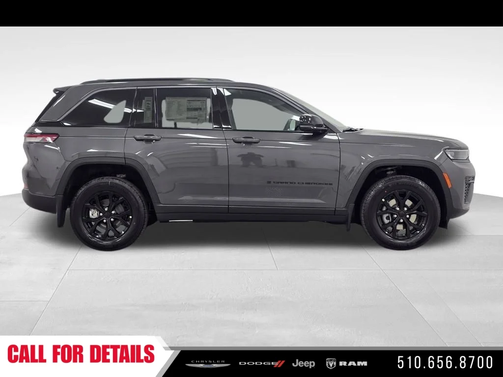 New 2026 Baltic Gray Metallic Clear-Coat Exterior Paint Jeep Altitude image 4