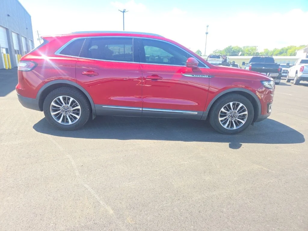 Used 2019 Red Lincoln Select image 16
