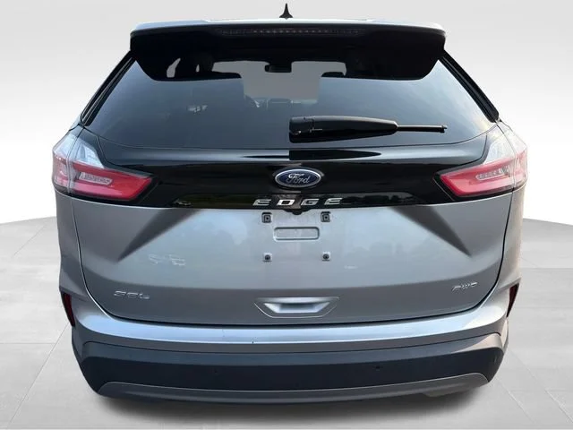 Used 2024 Silver Ford SEL image 4
