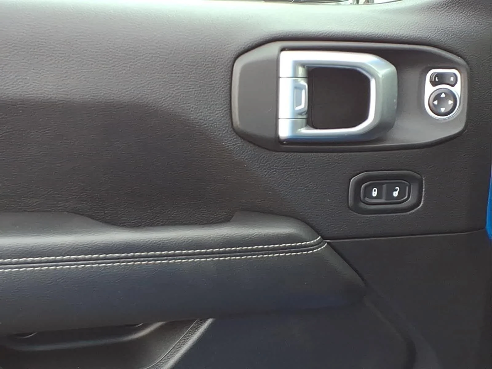 Used 2022 Hydro Blue Pearlcoat Jeep Unlimited Sahara image 12